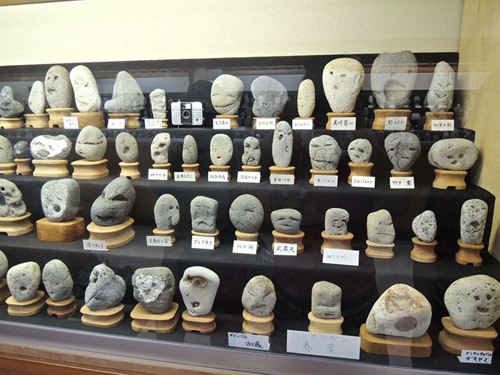 Фотография: Японский музей Тинсекикан коллекционирует камни, похожие на лица №2 - BigPicture.ru
