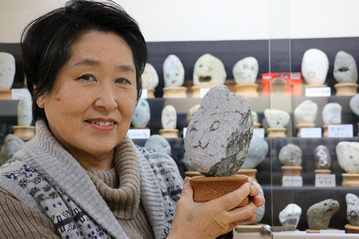 Фотография: Японский музей Тинсекикан коллекционирует камни, похожие на лица №13 - BigPicture.ru