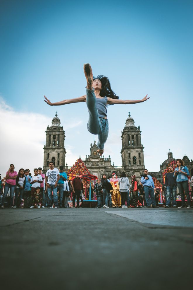 Фотография: Чувственные портреты танцоров на оживленных улицах старинного Мехико №2 - BigPicture.ru
