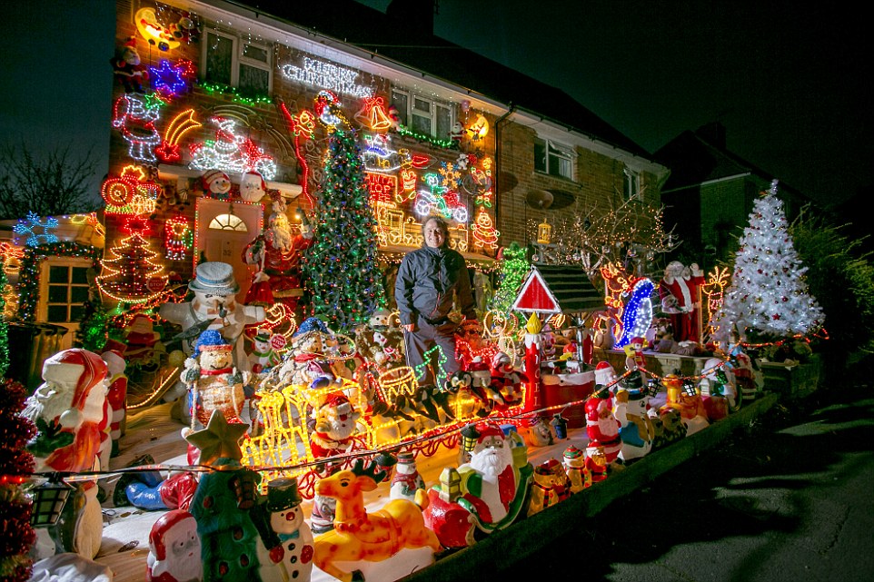 Фотография: Все лучшее сразу: фанаты Рождества украсили дом всем, чем только можно №2 - BigPicture.ru