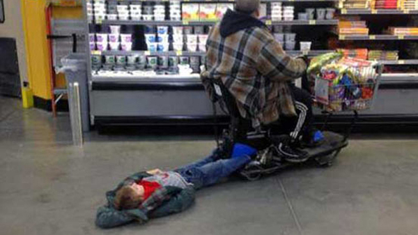 Фотография: Эти люди просто пришли за покупками в американский супермаркет Walmart №13 - BigPicture.ru