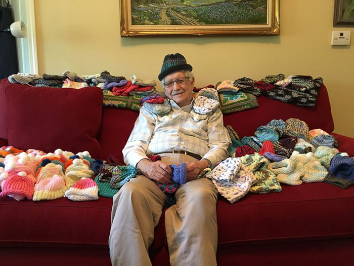 Фотография: 86-летний дедушка научился вязать и делает шапочки для недоношенных младенцев №3 - BigPicture.ru