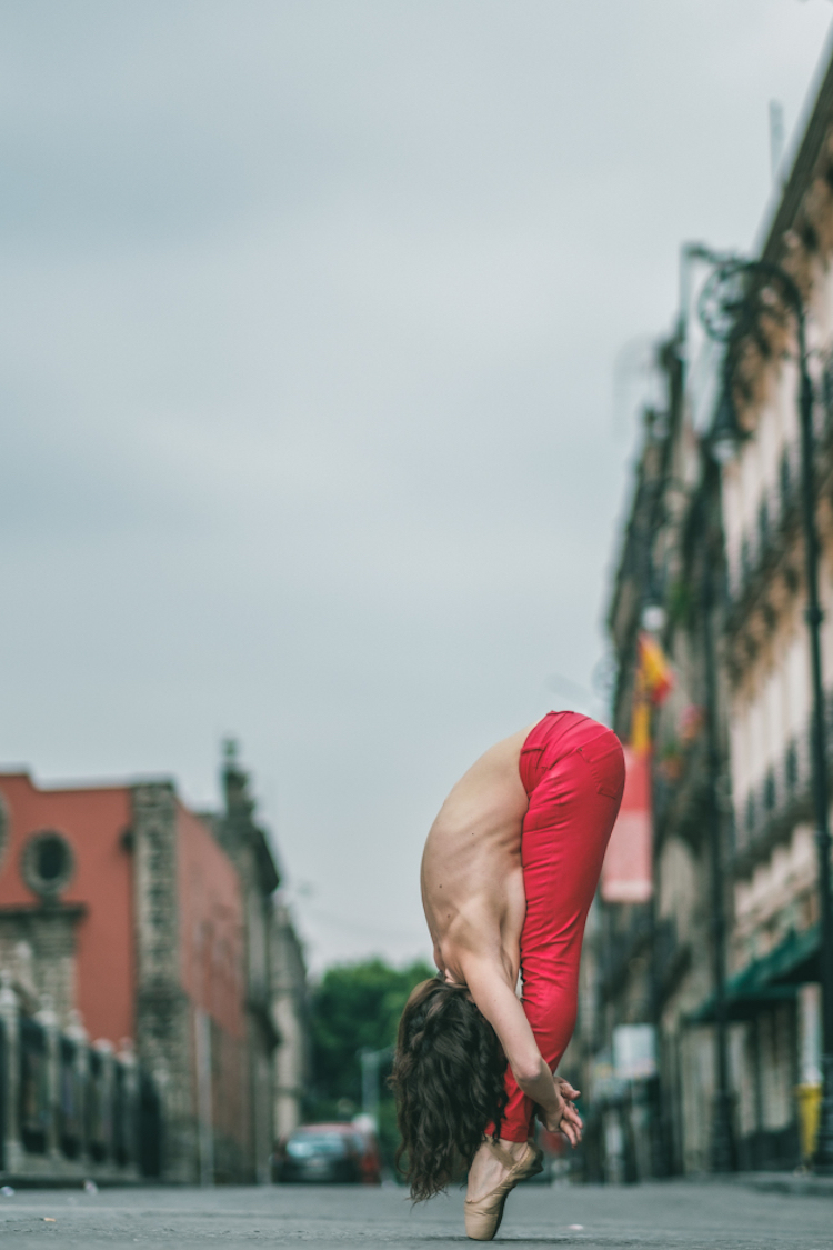 Фотография: Чувственные портреты танцоров на оживленных улицах старинного Мехико №15 - BigPicture.ru
