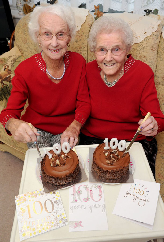 Фотография: Двойняшки, отпраздновавшие 100-летний юбилей, делятся секретом долголетия №2 - BigPicture.ru