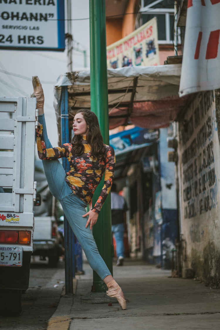 Фотография: Чувственные портреты танцоров на оживленных улицах старинного Мехико №17 - BigPicture.ru