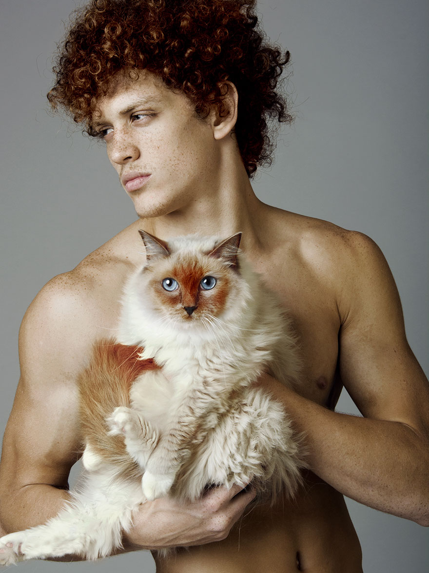 Фотография: Комбо-эффект: фотограф делает гипнотизирующие снимки полуголых красавцев с котиками №2 - BigPicture.ru