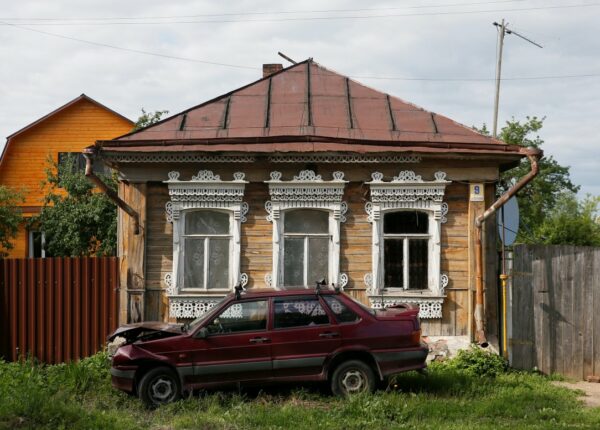 Памятники русского зодчества — разруха, спутниковые тарелки и пластиковые окна