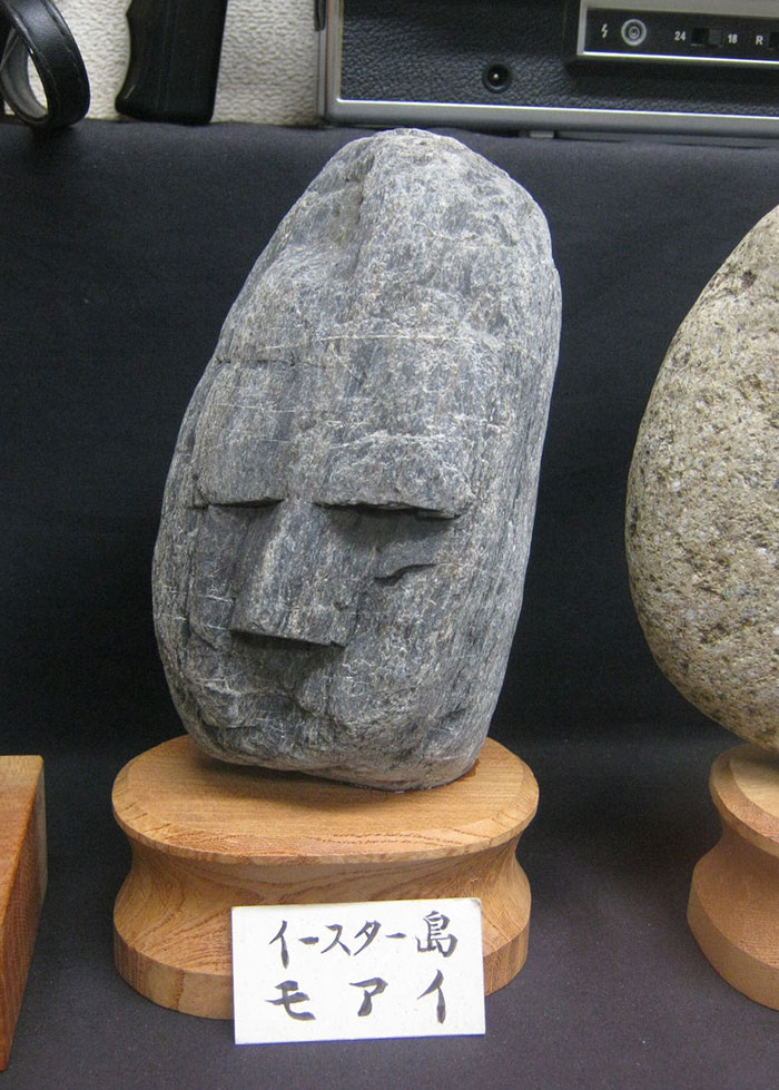 Фотография: Японский музей Тинсекикан коллекционирует камни, похожие на лица №3 - BigPicture.ru