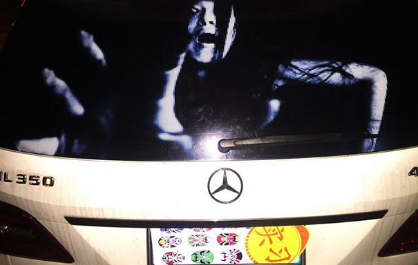 Фотография: В Китае придумали стикеры на машины, чтобы проучить любителей ослеплять дальним светом №3 - BigPicture.ru