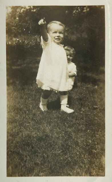 Фотография: 24 редких снимка маленькой Нормы Джин еще до того, как она стала Мэрилин Монро №3 - BigPicture.ru
