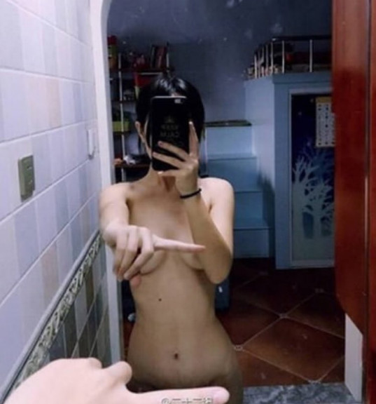 Фотография: Новый флешмоб: японки выкладывают голые селфи, прикрыв причинные места одним пальцем №3 - BigPicture.ru