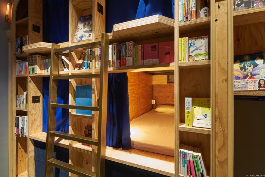Фотография: Новый тематический хостел в Киото предлагает переночевать на книжной полке №3 - BigPicture.ru