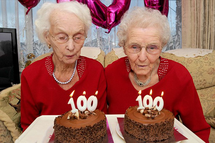 Фотография: Двойняшки, отпраздновавшие 100-летний юбилей, делятся секретом долголетия №3 - BigPicture.ru