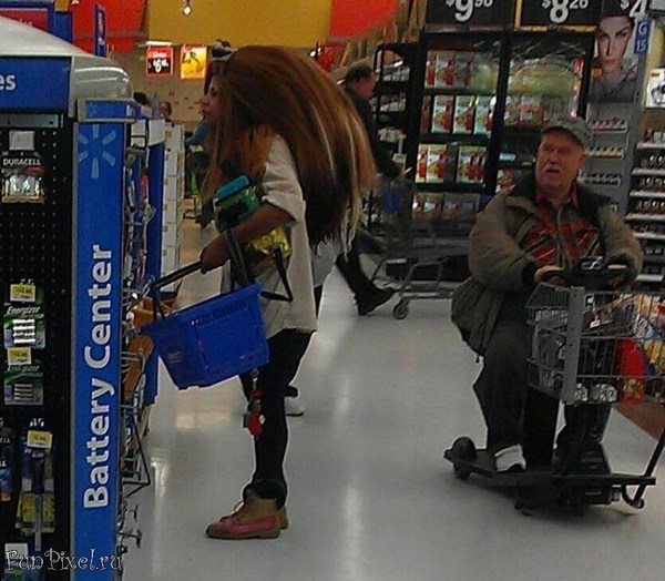 Фотография: Эти люди просто пришли за покупками в американский супермаркет Walmart №25 - BigPicture.ru