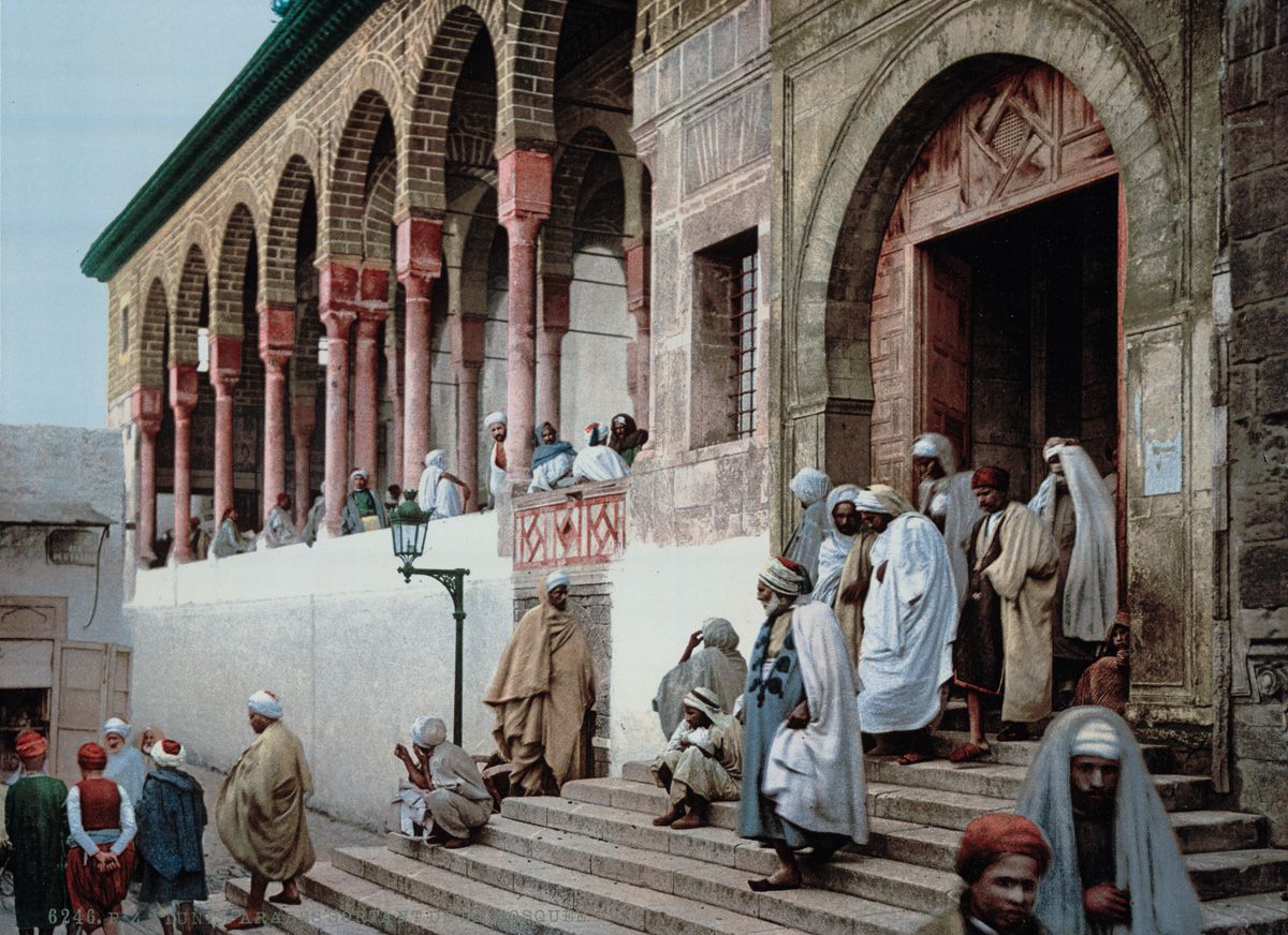 У входа в мечеть, Тунис.