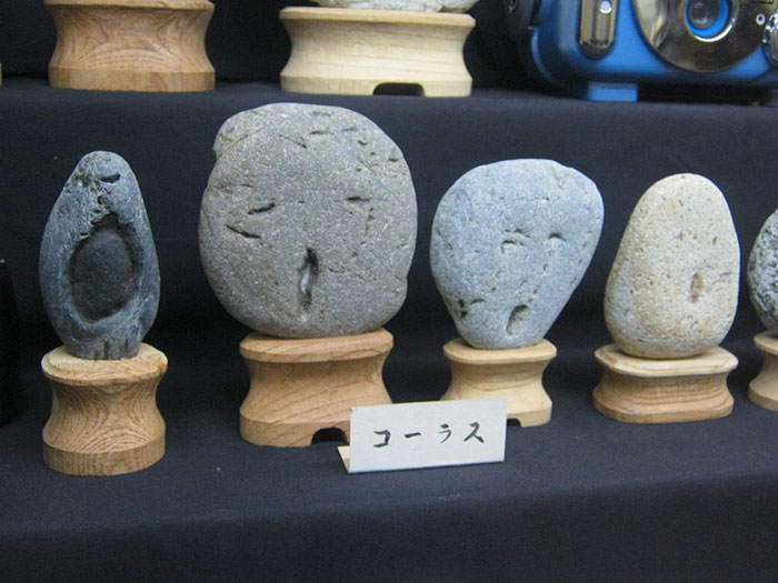 Фотография: Японский музей Тинсекикан коллекционирует камни, похожие на лица №4 - BigPicture.ru