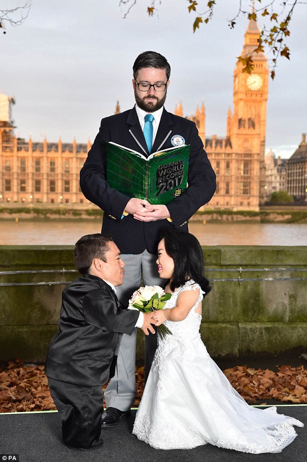 Фотография: Большой день для маленьких людей: самая низкорослая пара в мире наконец поженилась №4 - BigPicture.ru