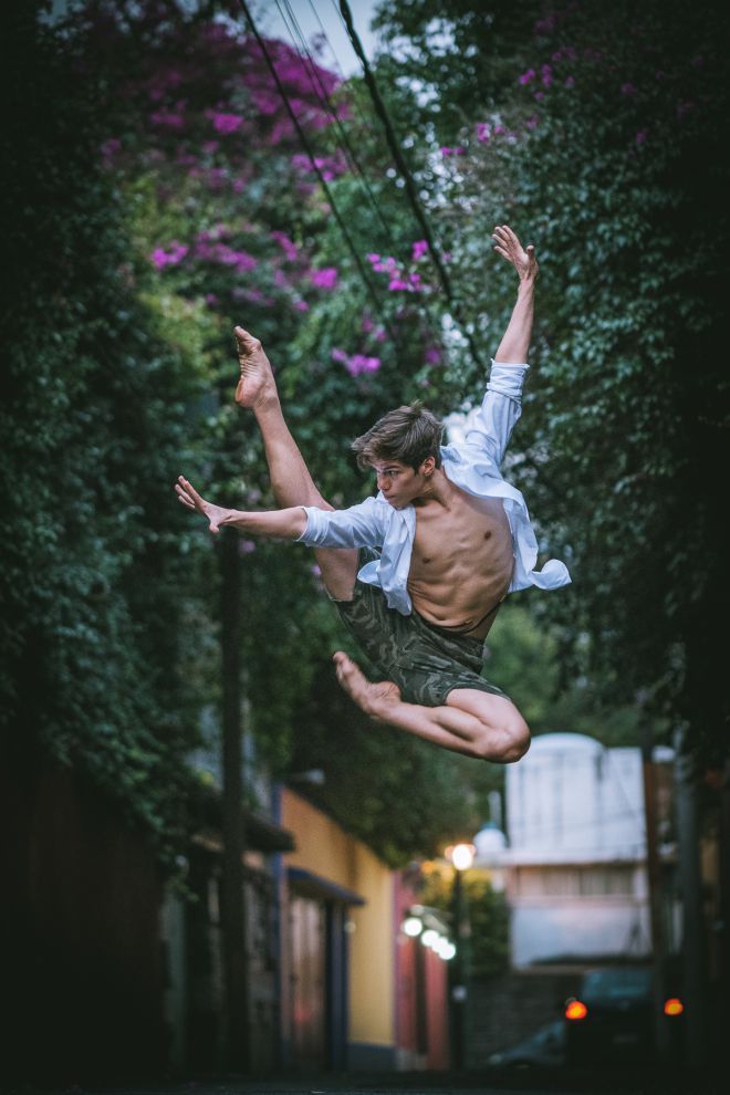 Фотография: Чувственные портреты танцоров на оживленных улицах старинного Мехико №4 - BigPicture.ru