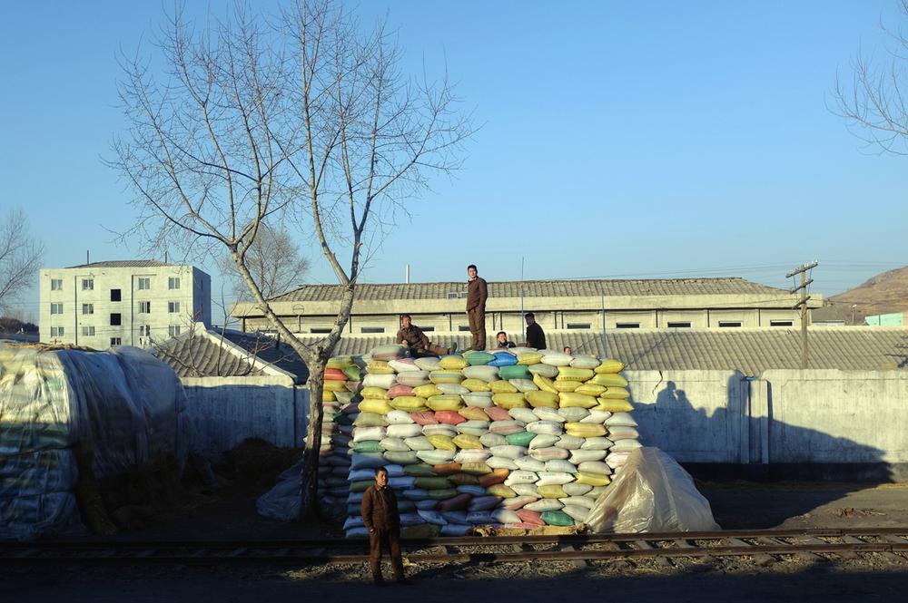 Фотография: Красочные фотографии непарадной стороны жизни в Северной Корее №4 - BigPicture.ru