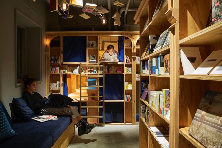 Фотография: Новый тематический хостел в Киото предлагает переночевать на книжной полке №4 - BigPicture.ru
