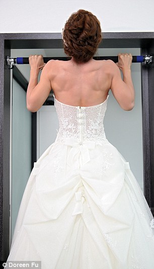 Фотография: Самая сильная невеста в мире: тайванька покорила гостей свадьбы тренировкой в платье №3 - BigPicture.ru
