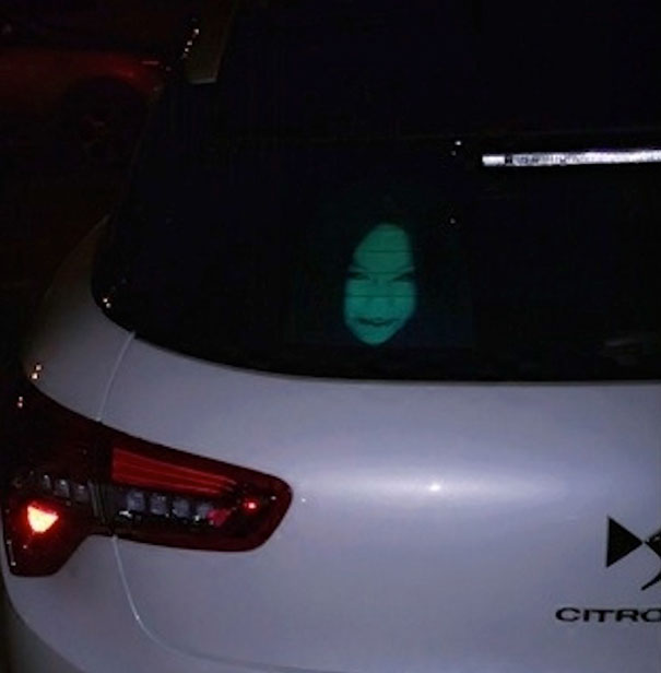 Фотография: В Китае придумали стикеры на машины, чтобы проучить любителей ослеплять дальним светом №5 - BigPicture.ru