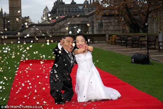 Фотография: Большой день для маленьких людей: самая низкорослая пара в мире наконец поженилась №5 - BigPicture.ru