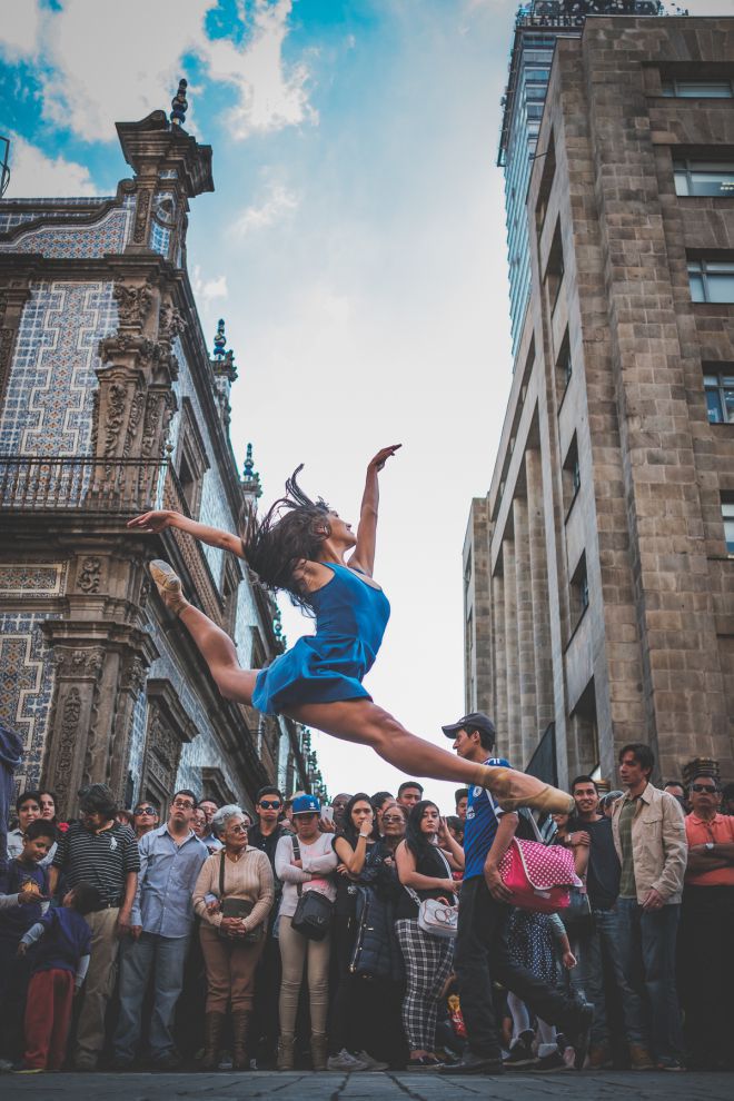 Фотография: Чувственные портреты танцоров на оживленных улицах старинного Мехико №6 - BigPicture.ru