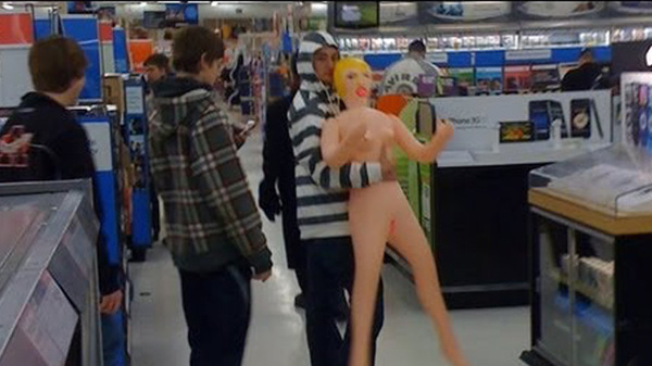 Фотография: Эти люди просто пришли за покупками в американский супермаркет Walmart №6 - BigPicture.ru