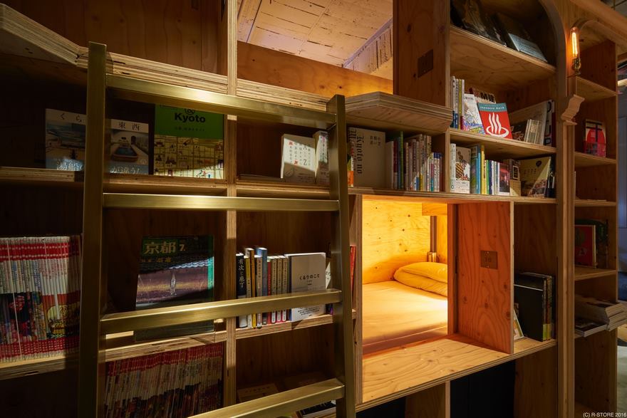 Фотография: Новый тематический хостел в Киото предлагает переночевать на книжной полке №6 - BigPicture.ru