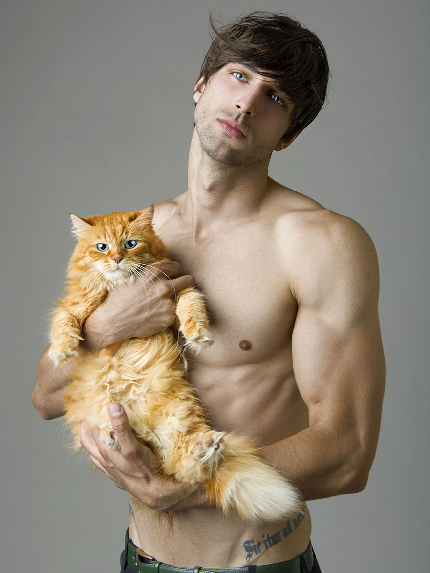 Фотография: Комбо-эффект: фотограф делает гипнотизирующие снимки полуголых красавцев с котиками №6 - BigPicture.ru
