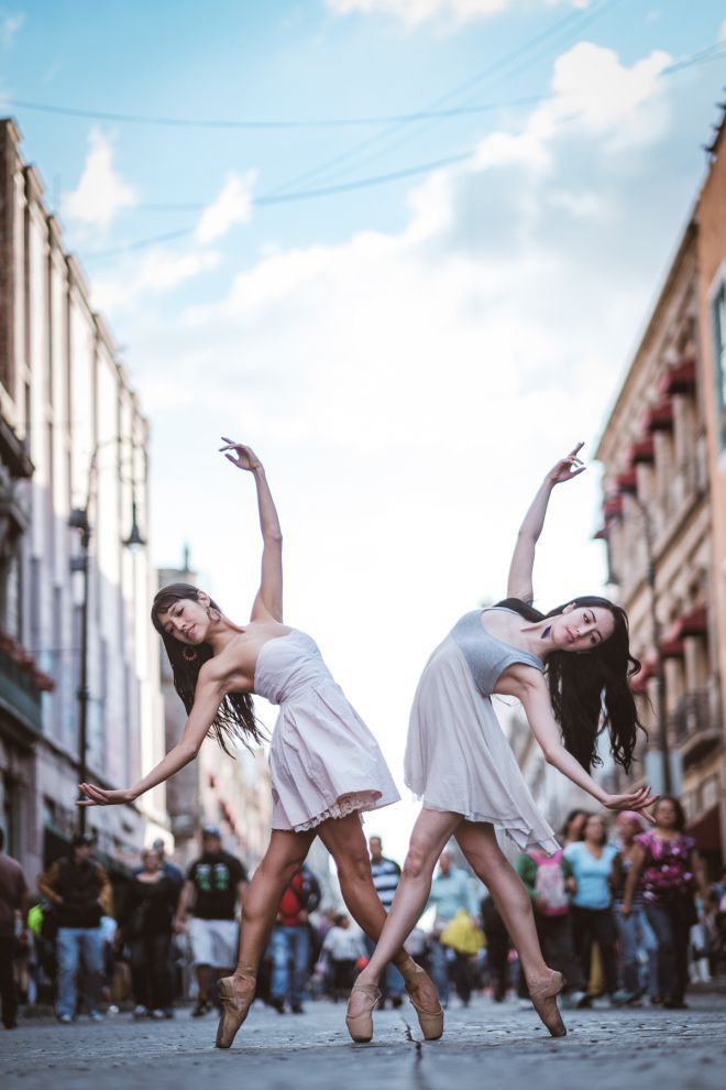 Фотография: Чувственные портреты танцоров на оживленных улицах старинного Мехико №7 - BigPicture.ru