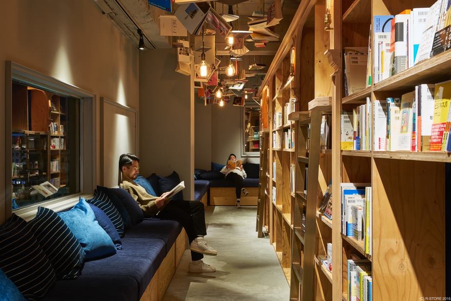 Фотография: Новый тематический хостел в Киото предлагает переночевать на книжной полке №7 - BigPicture.ru