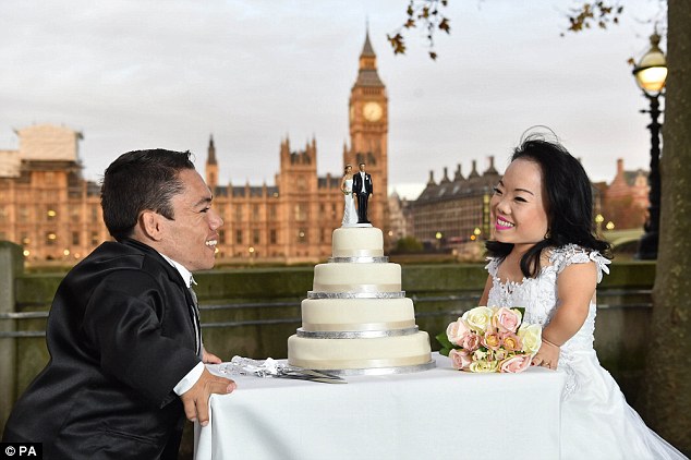 Фотография: Большой день для маленьких людей: самая низкорослая пара в мире наконец поженилась №7 - BigPicture.ru