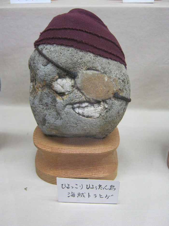 Фотография: Японский музей Тинсекикан коллекционирует камни, похожие на лица №8 - BigPicture.ru