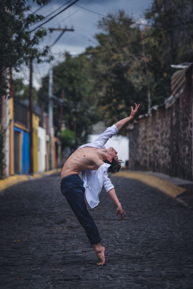 Фотография: Чувственные портреты танцоров на оживленных улицах старинного Мехико №8 - BigPicture.ru