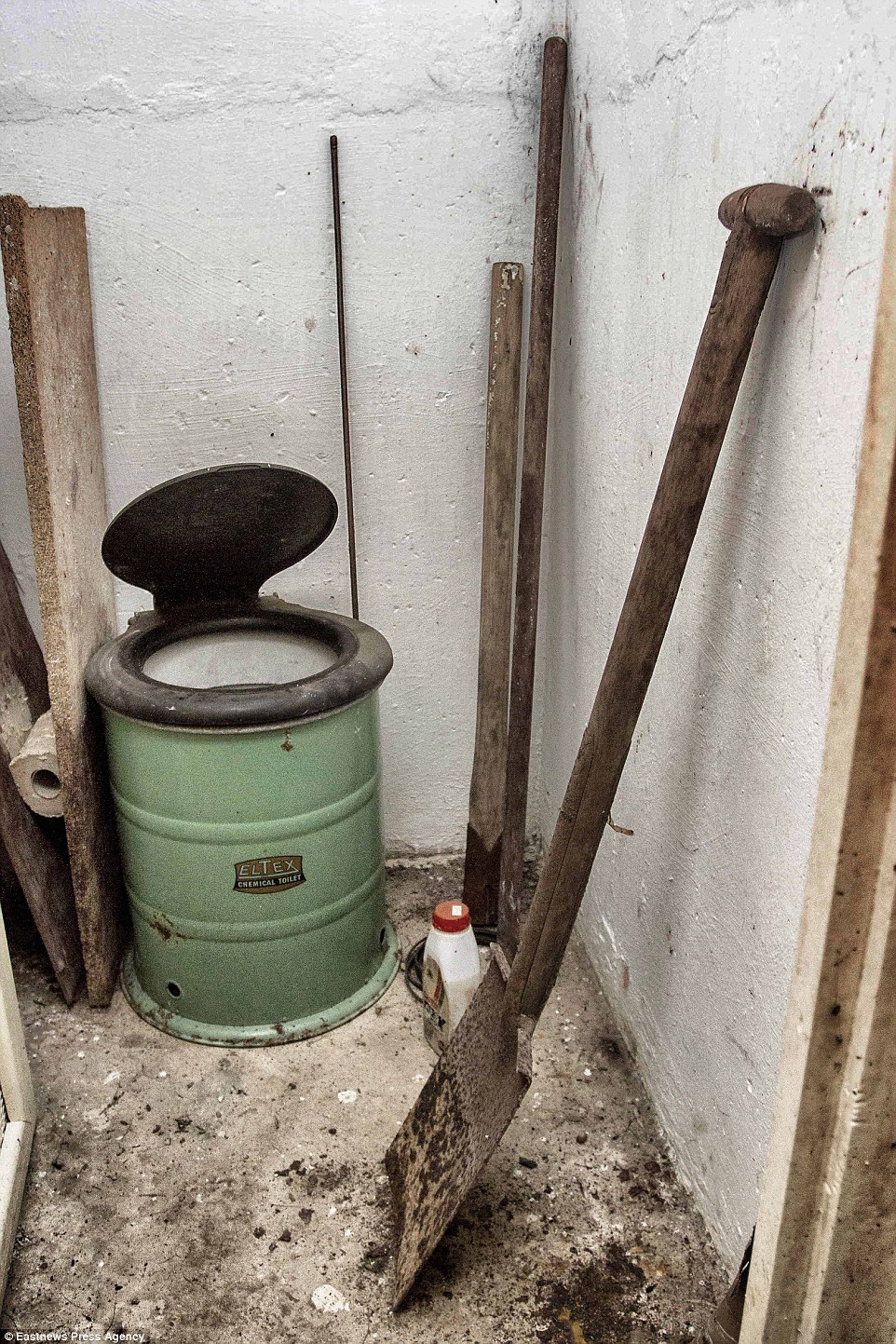 Фотография: В Англии найден заброшенный бункер со всеми припасами для спасения от ядерной войны №9 - BigPicture.ru