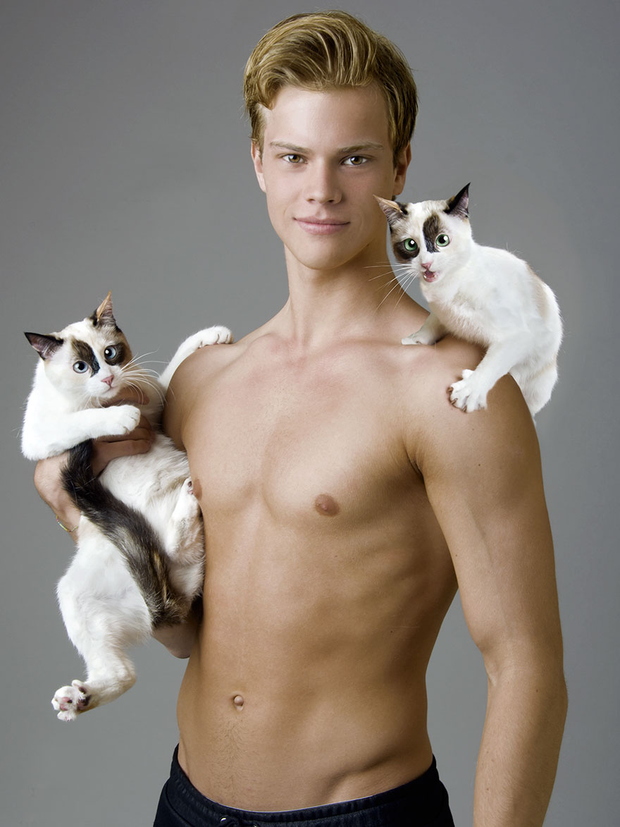 Фотография: Комбо-эффект: фотограф делает гипнотизирующие снимки полуголых красавцев с котиками №9 - BigPicture.ru