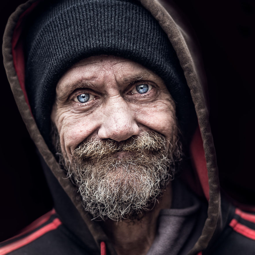 У них тоже есть душа, фотограф снимает портреты бездомных людей