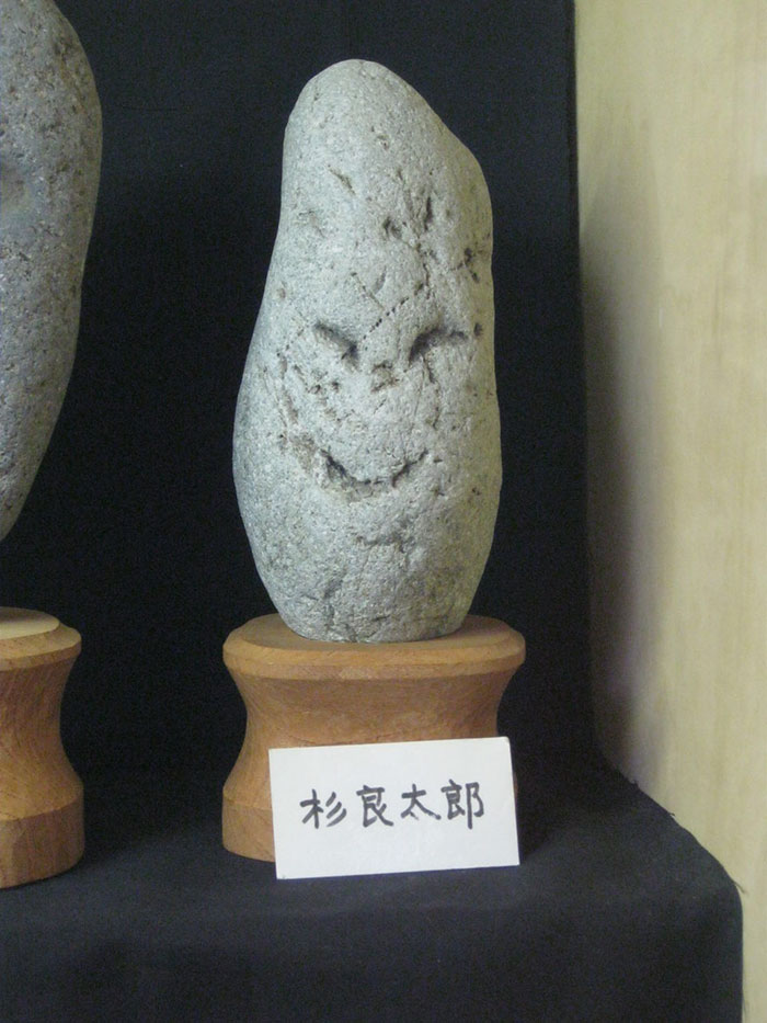 Фотография: Японский музей Тинсекикан коллекционирует камни, похожие на лица №10 - BigPicture.ru