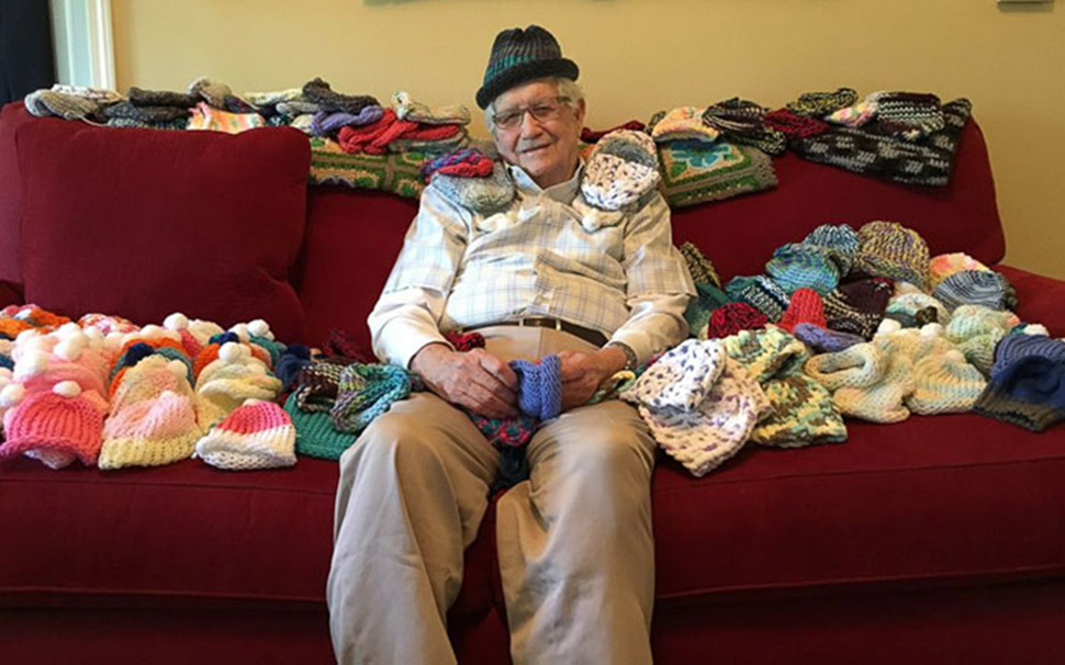 Фотография: 86-летний дедушка научился вязать и делает шапочки для недоношенных младенцев №1 - BigPicture.ru
