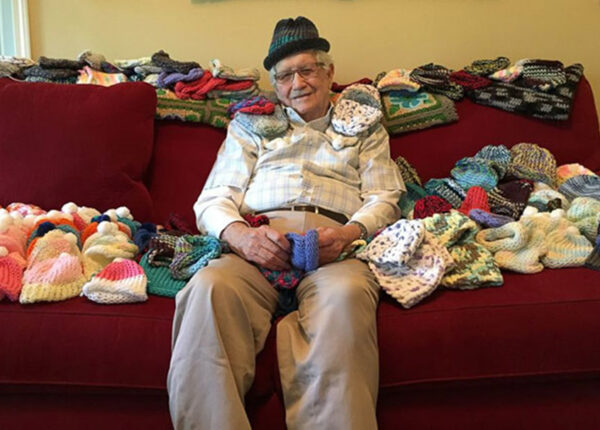 86-летний дедушка научился вязать и делает шапочки для недоношенных младенцев