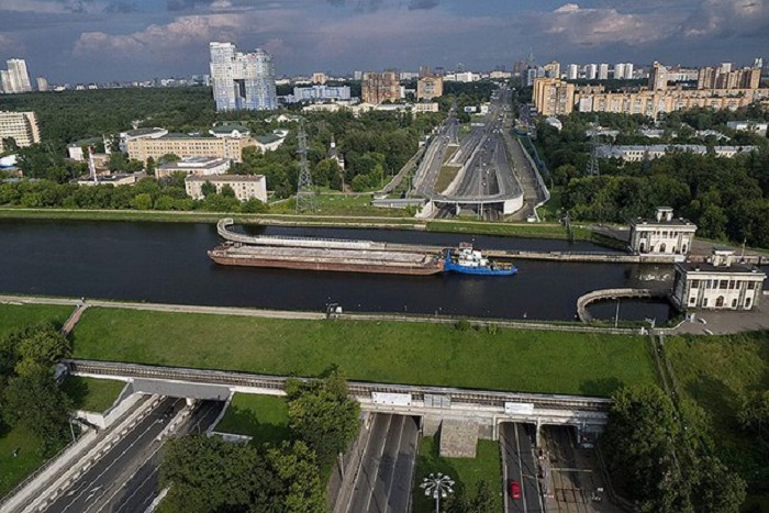 Фотография: Проплывая по мосту: удивительный акведук канала им. Москвы №1 - BigPicture.ru