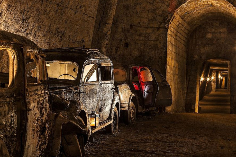 Фотография: Заброшенный туннель под Неаполем, ставший склепом для автомобилей №1 - BigPicture.ru