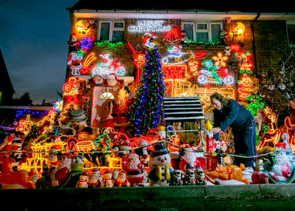 Все лучшее сразу: фанаты Рождества украсили дом всем, чем только можно