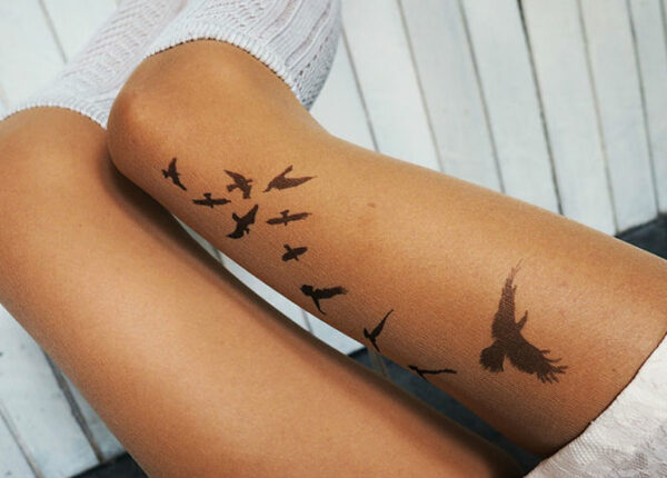 «Колготки-тату» создают иллюзию татуировок на ногах