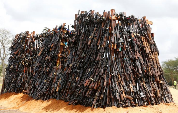 Фотография: Прощай, оружие! В Кении сожгли 5 тысяч нелегальных стволов №2 - BigPicture.ru