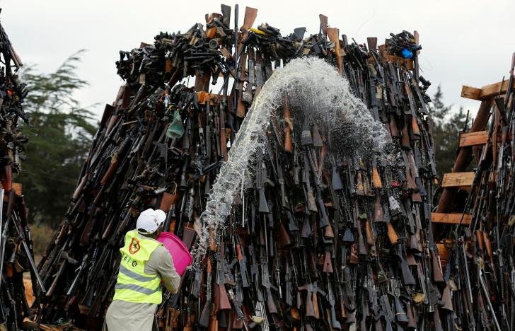 Фотография: Прощай, оружие! В Кении сожгли 5 тысяч нелегальных стволов №4 - BigPicture.ru