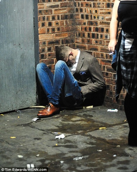 Фотография: Пьянство, драки и увечья — как в Великобритании провели 