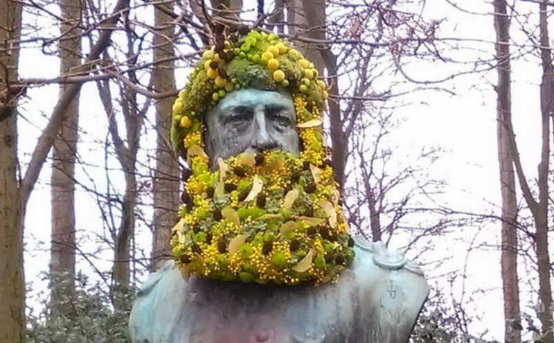 Фотография: В Брюсселе памятники украшают цветочными бородами и париками №2 - BigPicture.ru